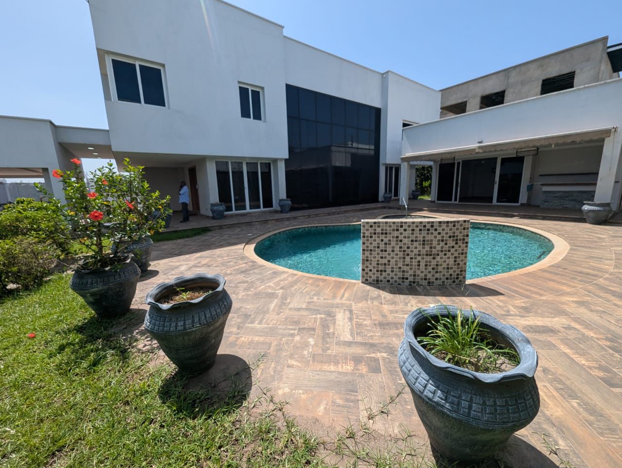 EXECUTIVE 4-BEDROOM PROPERTY